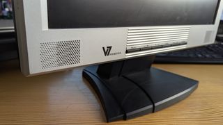 Monitor V7 17 pulgadas con cables y transformador