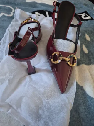 Zapatos de tacón rojos con detalle dorado