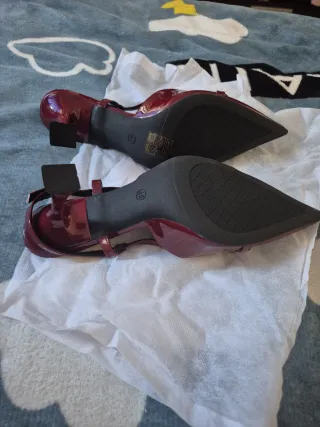 Zapatos de tacón rojos con detalle dorado