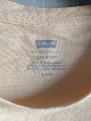 T-shirt Levi's gialla con taschino