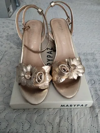 Sandalias Marypaz doradas con flores