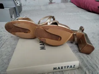 Sandalias Marypaz doradas con flores