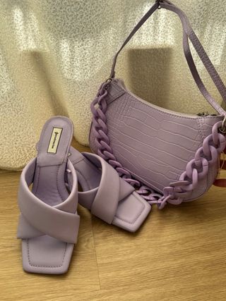 Sandalias tacón y bolso morado