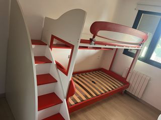 Litera infantil con escritorio y escaleras