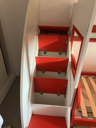 Litera infantil con escritorio y escaleras