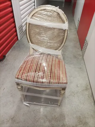 Silla de comedor antigua de madera y tela.