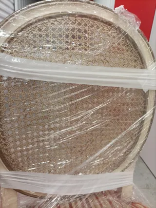 Silla de comedor antigua de madera y tela.