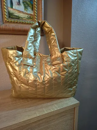 Conjunto Bolso impermeable y gafas doradas