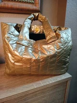 Conjunto Bolso impermeable y gafas doradas