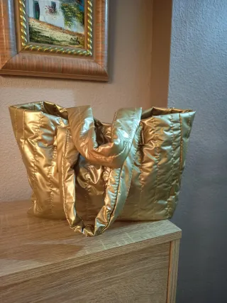 Conjunto Bolso impermeable y gafas doradas