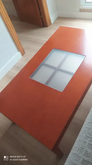 Mesa de centro madera y cristal .
