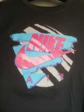 T-shirt Nike nera con stampa grafica