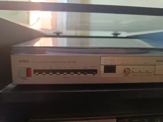 Equipo de música Aiwa con mueble