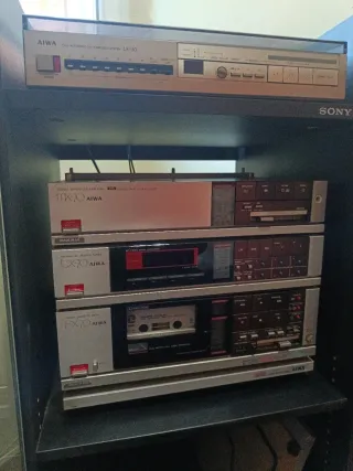 Equipo de música Aiwa con mueble