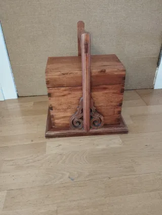 Bonita caja de madera de dos pisos