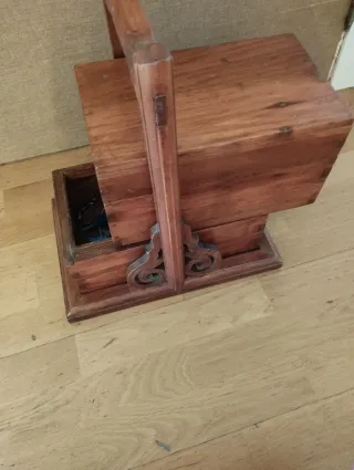 Bonita caja de madera de dos pisos