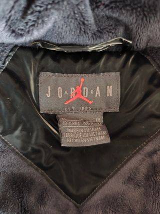 Abrigo plumífero Jordan negro letras rojas