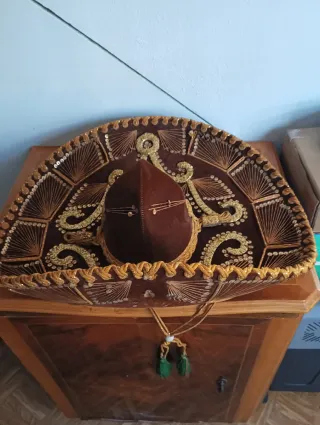 Sombrero Mexicano Marrón y Dorado