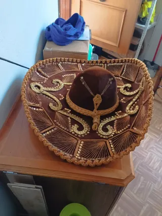 Sombrero Mexicano Marrón y Dorado