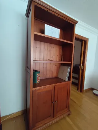 Mueble de salón de madera hecho a mano