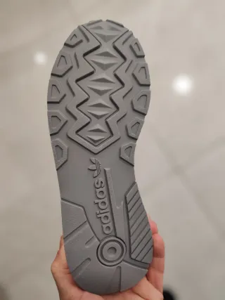 Zapatillas Adidas grises y blancas