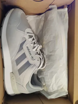 Zapatillas Adidas grises y blancas