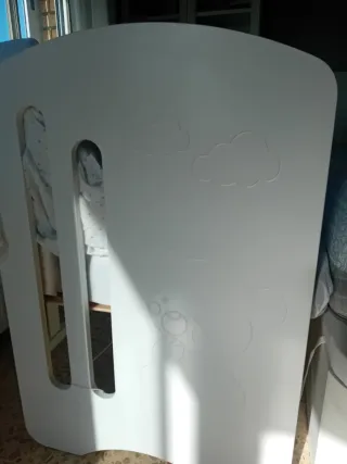Cuna blanca con osito y estrellas