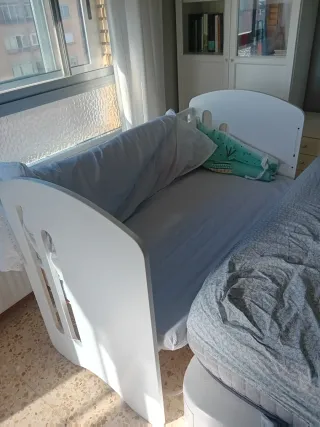 Cuna blanca con osito y estrellas