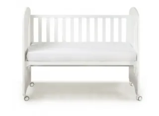 Cuna blanca con osito y estrellas