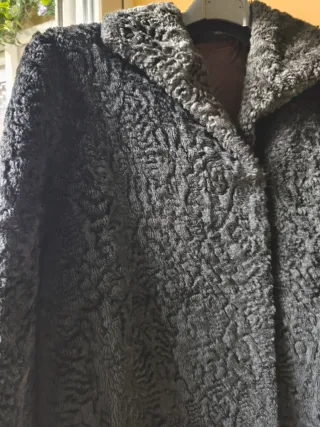 Chaquetón de pelo negro