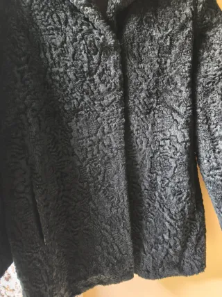 Chaquetón de pelo negro