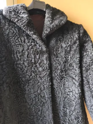 Chaquetón de pelo negro