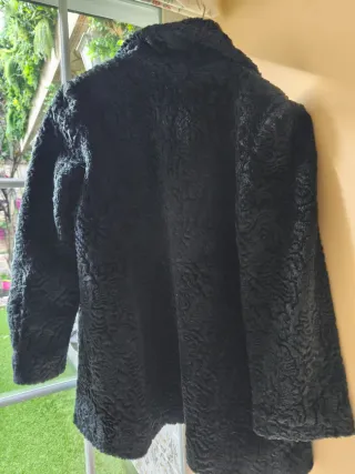 Chaquetón de pelo negro