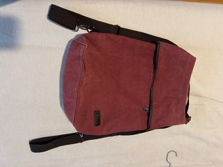 Mochila de lona color burdeos