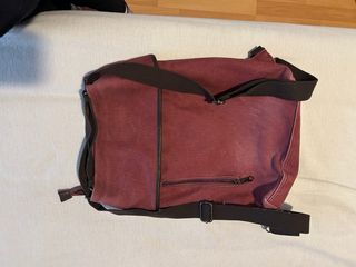 Mochila de lona color burdeos