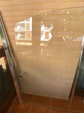 Mueble de baño con lavabo y espejo