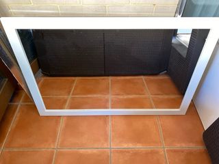 Mueble de baño con lavabo y espejo