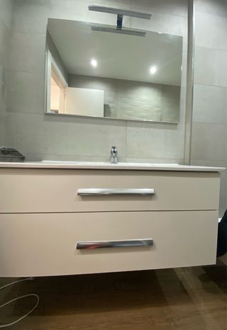 Mueble de baño con lavabo y espejo