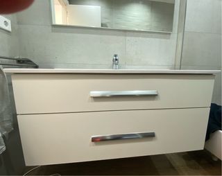Mueble de baño con lavabo y espejo