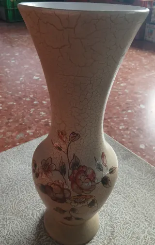 Jarrón antiguo de porcelana con flores
