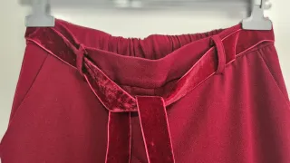 Pantalón rojo con cinturón de terciopelo
