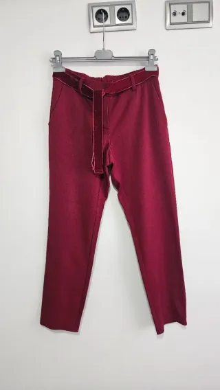 Pantalón rojo con cinturón de terciopelo