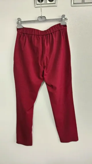 Pantalón rojo con cinturón de terciopelo