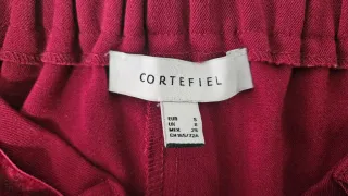 Pantalón rojo con cinturón de terciopelo