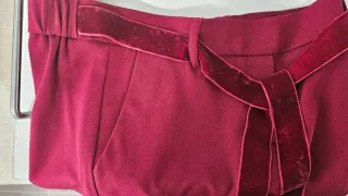 Pantalón rojo con cinturón de terciopelo