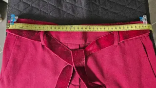 Pantalón rojo con cinturón de terciopelo