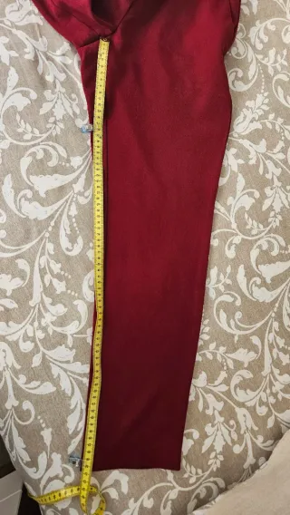 Pantalón rojo con cinturón de terciopelo