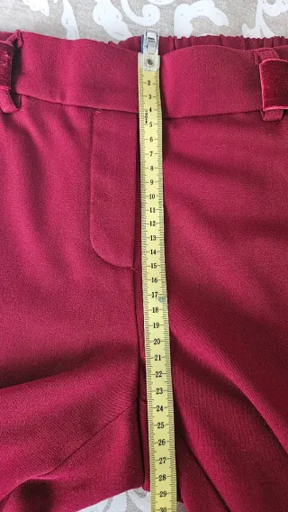 Pantalón rojo con cinturón de terciopelo