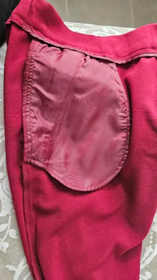 Pantalón rojo con cinturón de terciopelo