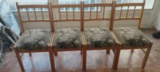 Juego de 4 sillas de madera y tela